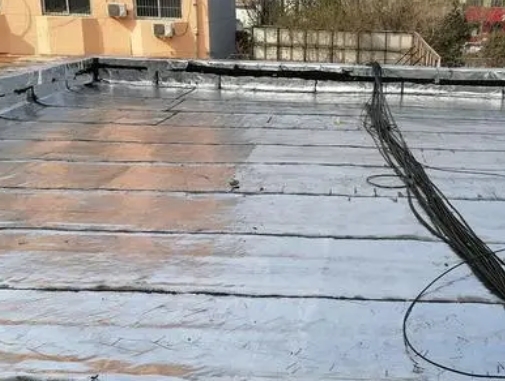 偃师卫生间漏水维修公司分享下偃师屋面楼顶防水刚性防水层施工要点。